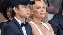 VOICI - Pamela Anderson sexy en maillot de bain, son fils Brandon est impressionné