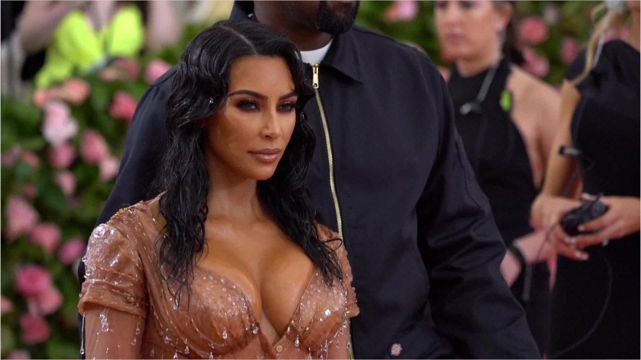 VOICI - Kim Kardashian dévoile sa poitrine dans un maillot de bain beaucoup trop petit