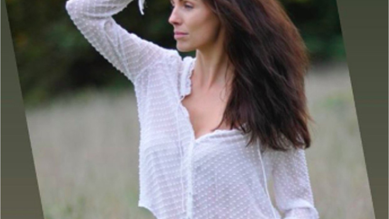 VOICI - Manuella (Koh-Lanta) : en soutien-gorge dans un champ, elle enflamme Instagram