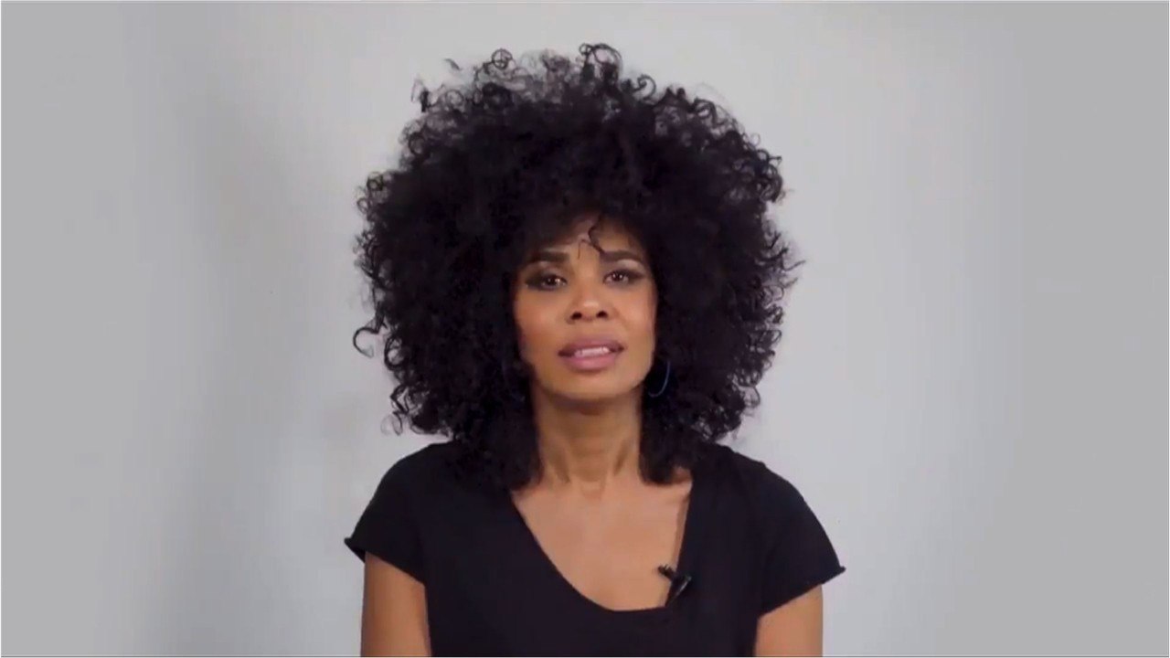 VOICI - Shaka Ponk : victime d’une attaque raciste, la chanteuse Samaha Sam réagit sur Instagram