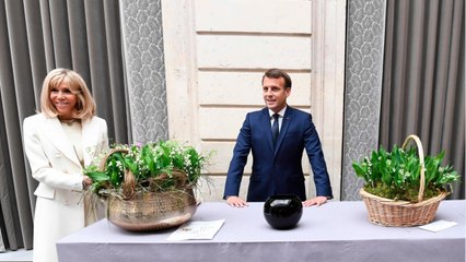 VOICI - Emmanuel et Brigitte Macron : ces « visites régulières " qu'ils reçoivent d'un célèbre animateur télé