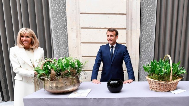 VOICI - Emmanuel et Brigitte Macron : ces « visites régulières qu'ils reçoivent d'un célèbre animateur télé