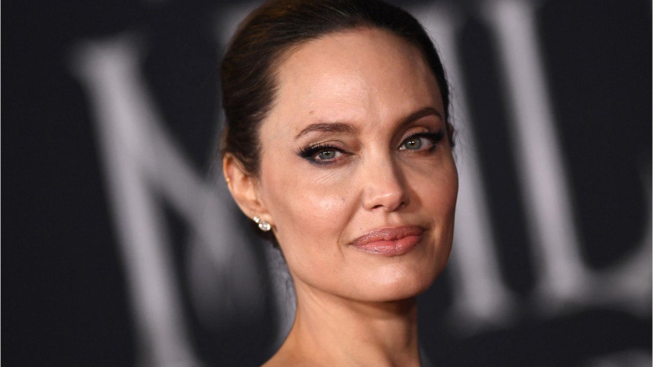 VOICI - Angelina Jolie furieuse à cause de Brad Pitt : ce geste de l'acteur qui ne passe pas