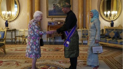 VOICI- Elizabeth II : Elle a Même Quelqu'un Pour Détendre Ses Chaussures Avant De Les Porter (1)