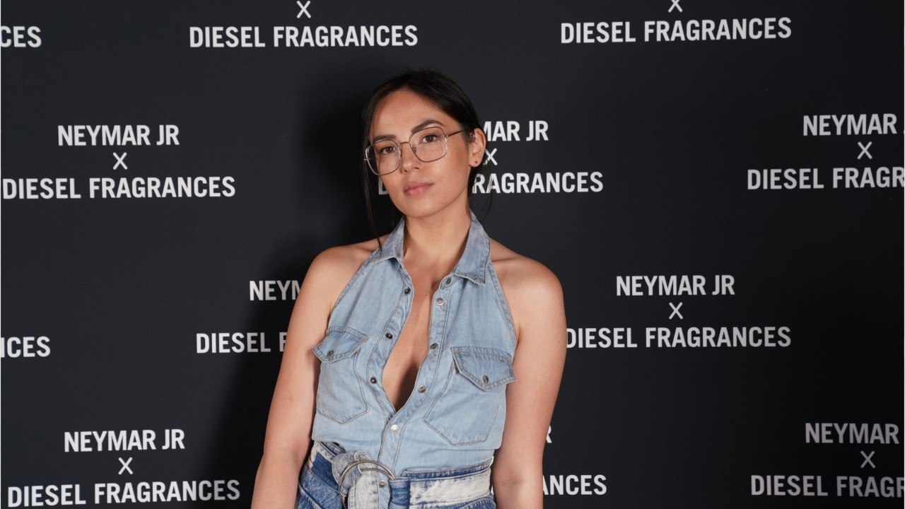 VOICI - Agathe Auproux en bikini sur une plage corse : découvrez le prix de son maillot de bain