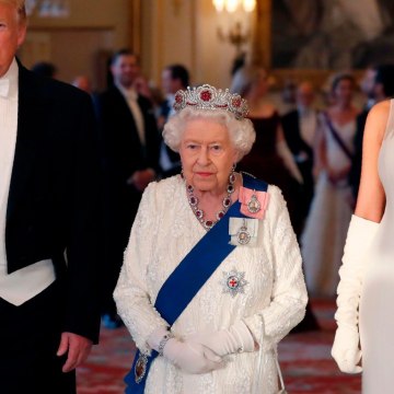 VOICI social Donald Trump En Visite Chez La Reine Elizabeth : Cette Énorme Bourde Que Melania Lui a Évité (1)