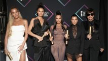 VOICI - Famille Kardashian : les filles de Khloé, Kim et Kylie Jenner plus proches que jamais