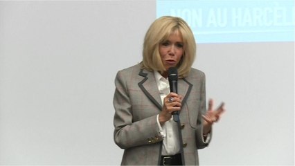 VOICI – Brigitte Macron retrouve le sourire grâce au courrier d’un collégien