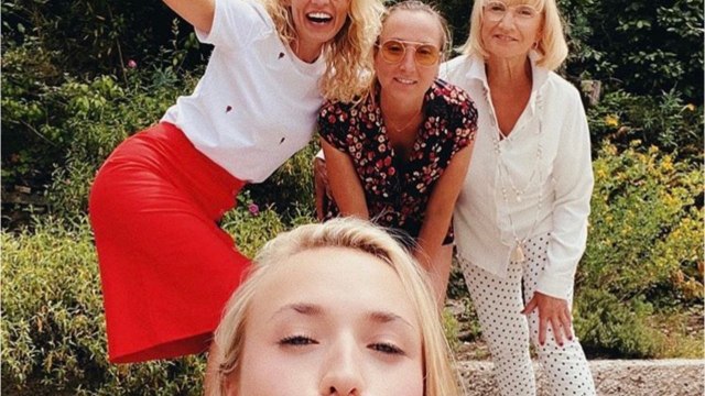 VOICI-Alexandra et Audrey Lamy réunies avec leur maman et Chloé Jouannet pour la fête des mères