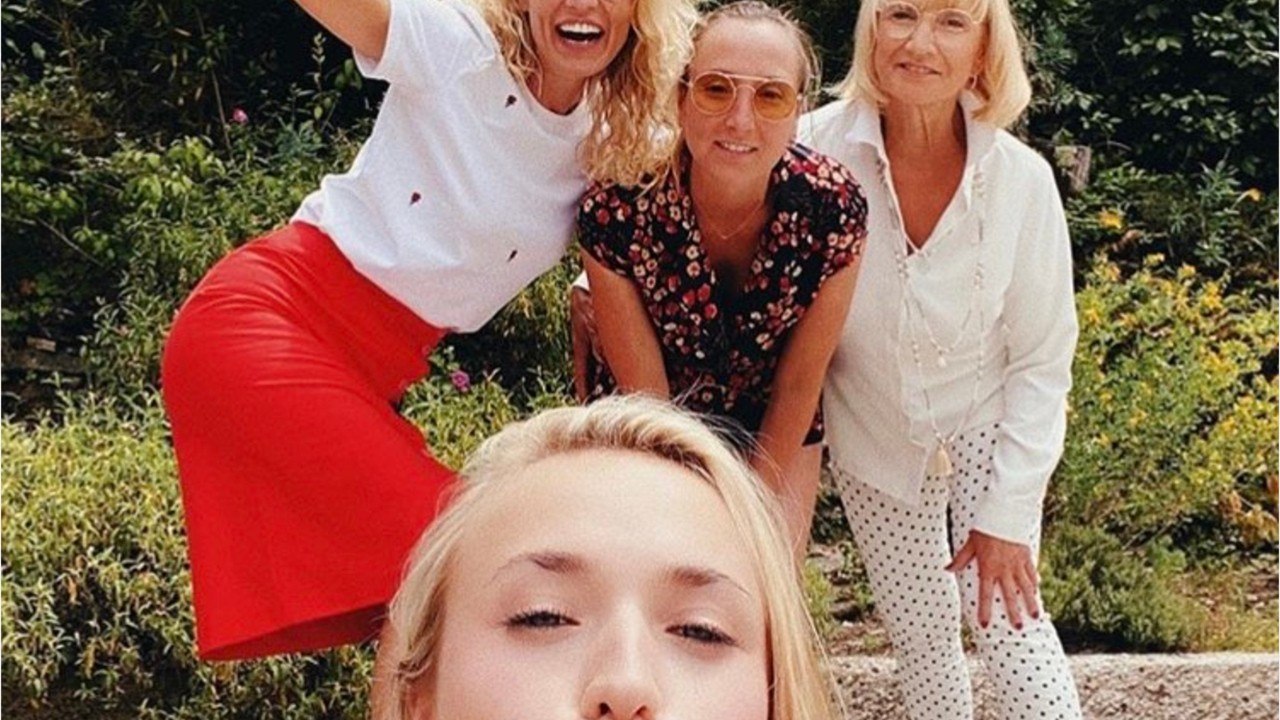 VOICI-Alexandra et Audrey Lamy réunies avec leur maman et Chloé Jouannet pour la fête des mères