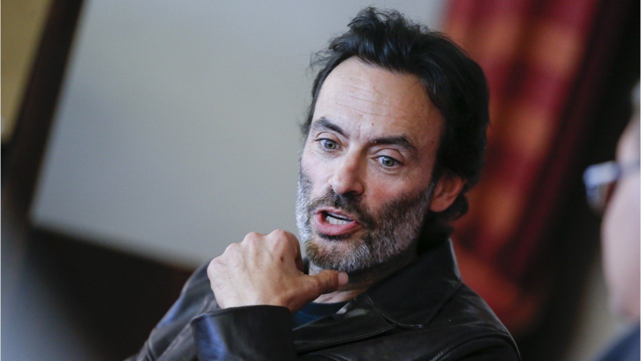 VOICI - Bernard Tapie risque 5 ans de prison ferme : Anthony Delon pousse un gros coup de gueule