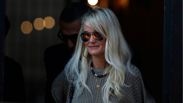 VOICI - Laeticia Hallyday touchée par l’hommage de Metallica à Johnny au Stade de France