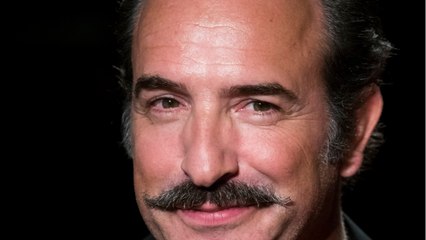 VOICI - Jean Dujardin : découvrez ce qu’il a fait de son Oscar quelques heures après son sacre pour The Artist