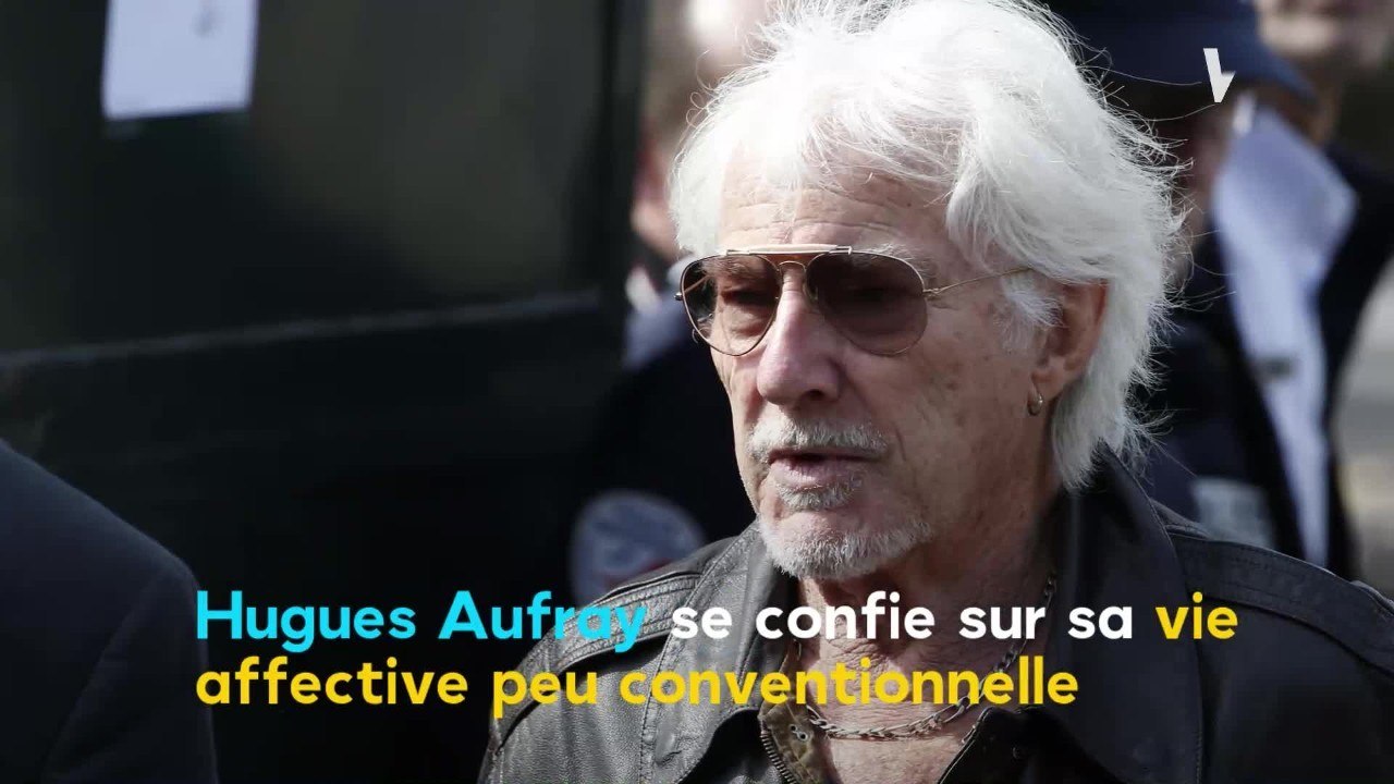 VOICI - Hugues Aufray épanoui : il se confie sur sa vie amoureuse peu conventionnelle