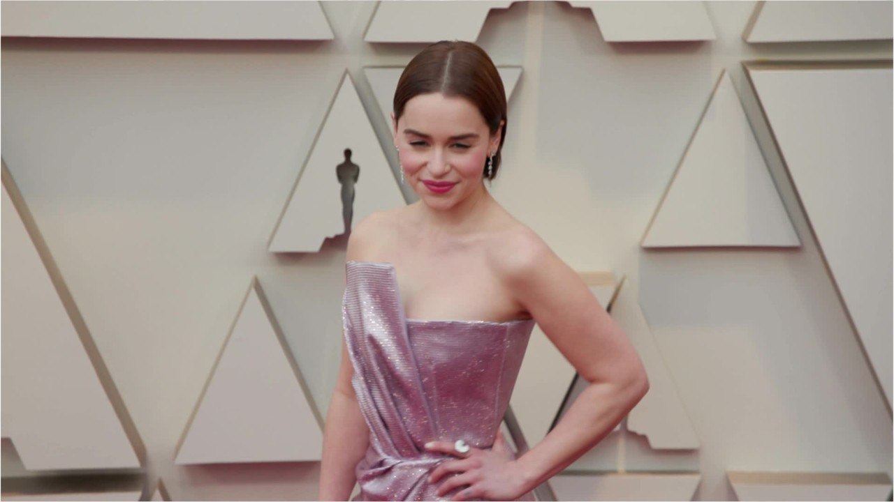 VOICI - Game of Thrones : la statue de cire complètement ratée d’Emilia Clarke (Daenerys)