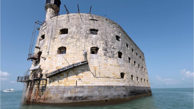 VOICI - Fort Boyard : découvrez la personnalité politique en fonction qui a refusé de participer à l’émission