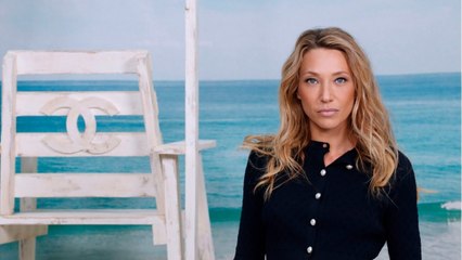 VOICI - Laura Smet « incognito " pour rendre hommage à son père Johnny