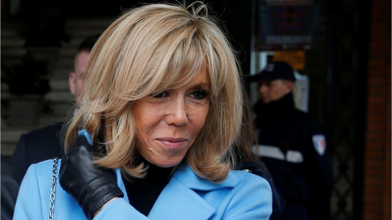 VOICI - Brigitte Macron : son cadeau tout en douceur aux collègues sénateurs de son époux