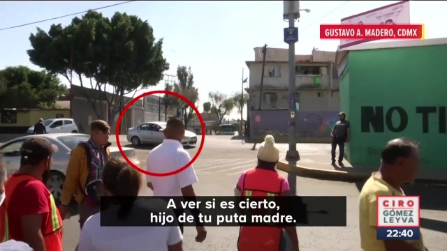 Supuestos policías intentan llevarse a la fuerza a migrante hondureño