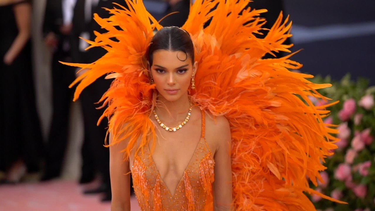 VOICI En petite culotte, Kendall Jenner présente son « mini moi "