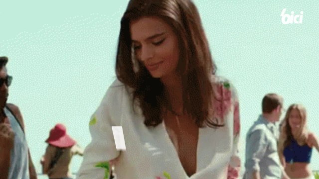 VOICI - Emily Ratajkowski fière de ses fesses, elle séduit ses abonnés Instagram