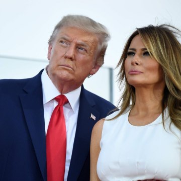 VOICI _ Donald Trump en deuil : Melania Trump rejette son mari devant les caméras