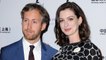 VOICI Le diable s’habille en Prada : qui est Adam Shulman, le mari d’Anne Hathaway ?