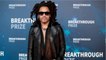 VOICI - Lenny Kravitz pose tout nu (et de face) pour la bonne cause