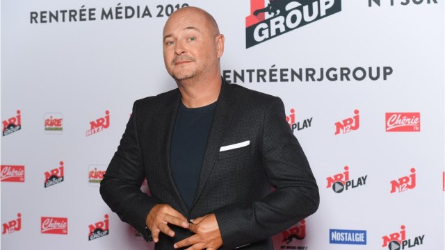 VOICI Cauet pose avec son fils et sa fille : les internautes trouvent la ressemblance frappante