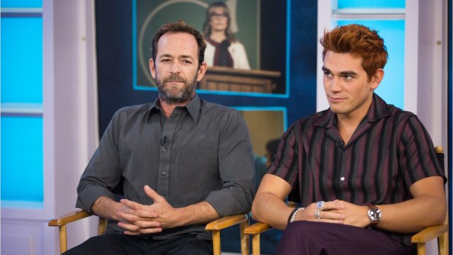 VOICI - Mort de Luke Perry : KJ Apa, son fils dans Riverdale, brise le silence