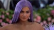 VOICI - Kylie Jenner : pourquoi Forbes lui retire sèchement son titre de plus jeune milliardaire du monde ?