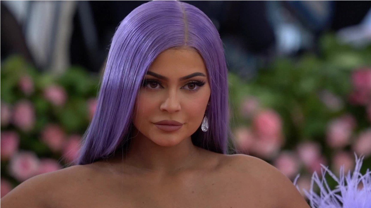 VOICI - Kylie Jenner : pourquoi Forbes lui retire sèchement son titre de plus jeune milliardaire du monde ?