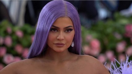 VOICI - Kylie Jenner : pourquoi Forbes lui retire sèchement son titre de plus jeune milliardaire du monde ?