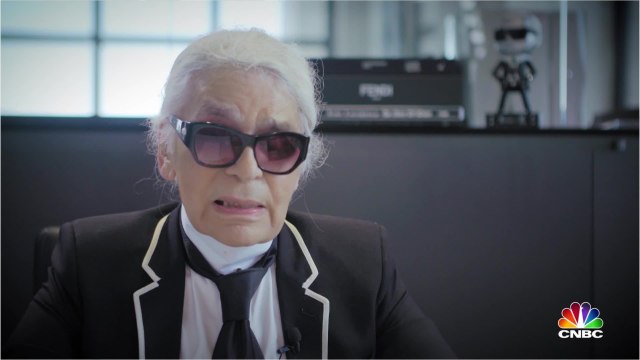 VOICI - Karl Lagerfeld : cet accessoire dont il se servait pour taper les gens qui l’agaçaient