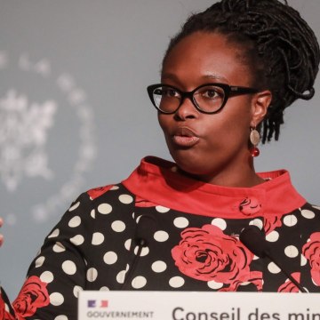 VOICI SOCIAL Sibeth Ndiaye S’exprime Sur Le SMS Rageur Que Lui Aurait Envoyé Edouard Philippe (1)