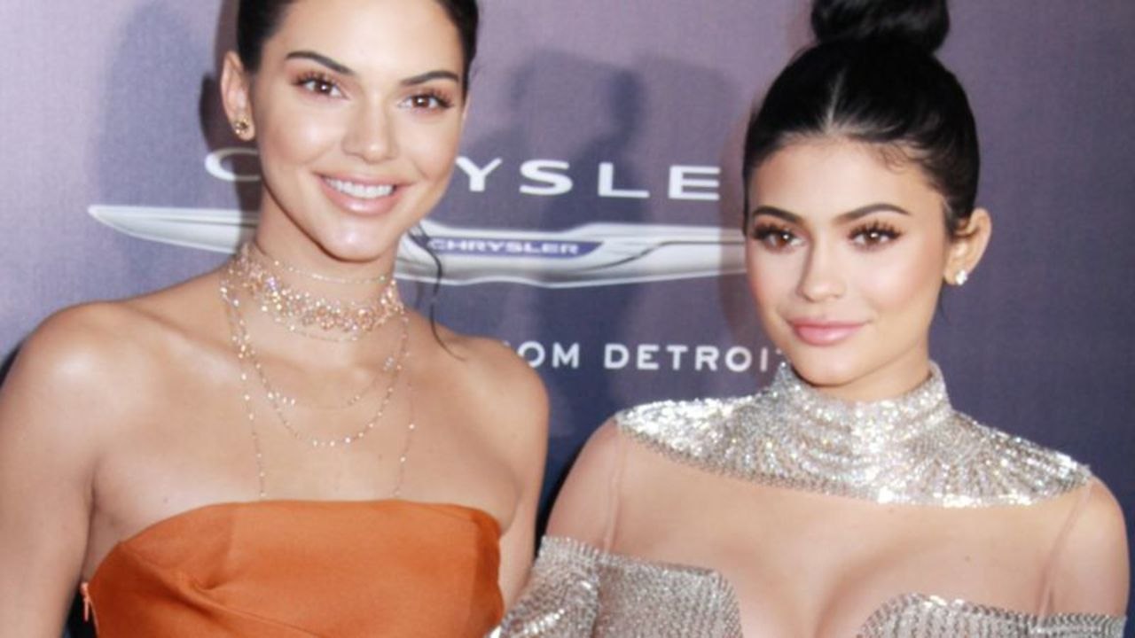 VOICI - Kylie Jenner mariée et enceinte ? Cette réponse de Kendall Jenner qui sème (encore) le doute