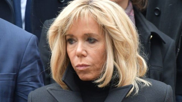 VOICI - Brigitte Macron attaquée par les Gilets jaunes à cause de ses baskets dorées, son entourage s’explique