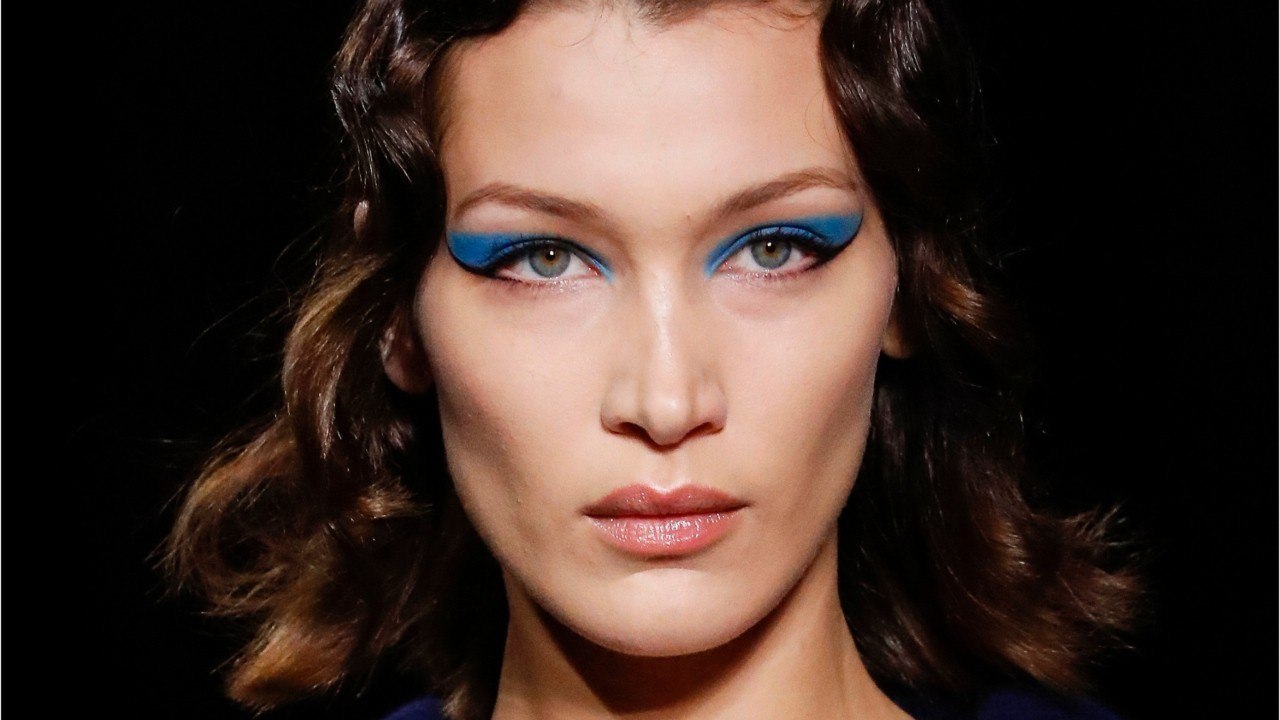 VOICI - Bella Hadid subjugue ses fans avec un décolleté sexy