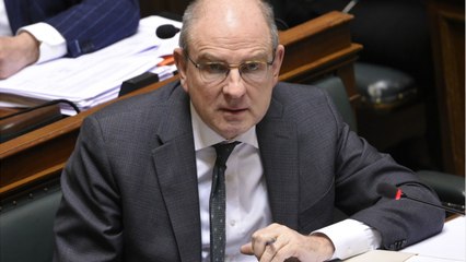 VOICI-Le ministre belge Koen Geens devient la risée des internautes : il n'arrive pas à mettre un masque