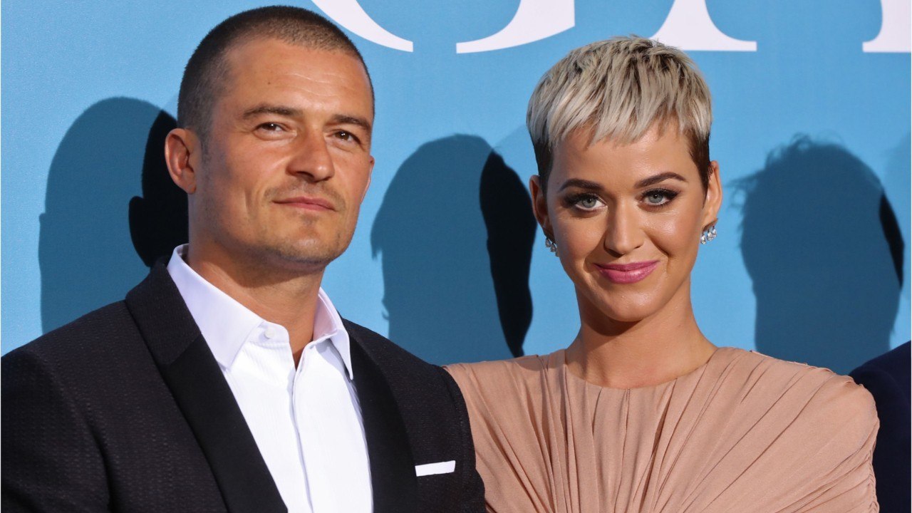 VOICI-Katy Perry dévoile son énorme baby bump alors qu'elle danse à côté de sa voiture en marche