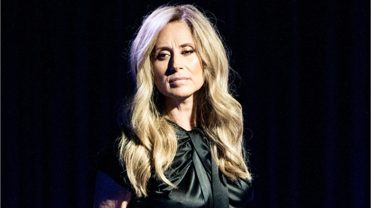 VOICI - Lara Fabian au plus mal : elle annonce une bien triste nouvelle à ses fans