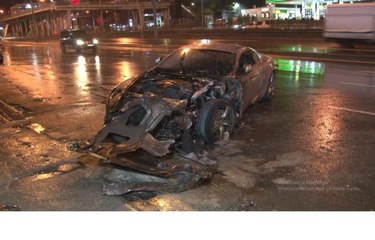 Avcılar'da lüks otomobil yandı