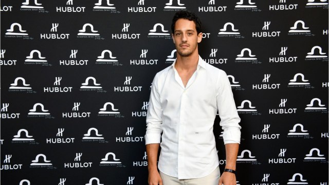 VOICI Diego El Glaoui : le chéri d'Iris Mittenaere relève le pillow challenge et c'est à mourir de rire