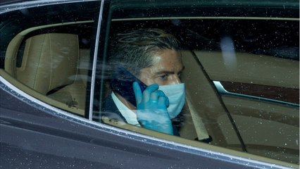 Voici - Un journaliste accusé d'adultère alors qu'une femme à moitié nue passe derrière lui