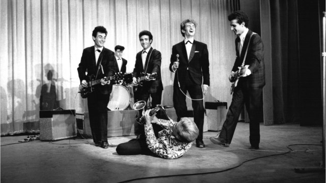 VOICI - Eddy Mitchell en deuil : son fidèle batteur Gilbert Bastelica est mort