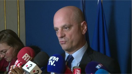 VOICI - Confinement : Jean-Michel Blanquer revient sur ses déclarations, la Toile réagit