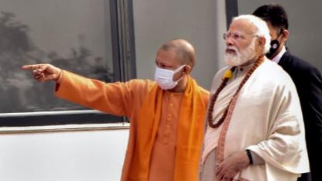 CM Yogi, PM Modi arrive in same car for meet with 12 CMs