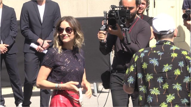 VOICI- Marion Cotillard, maman déjà fatiguée du confinement ? Sa drôle d'astuce qui la fait déculpabiliser