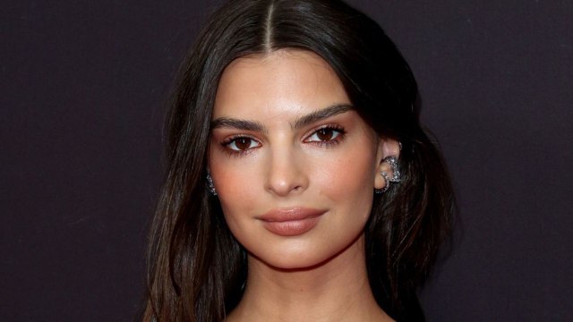 VOICI - Emily Ratajkowski dévoile sa poitrine dans un t-shirt beaucoup trop petit