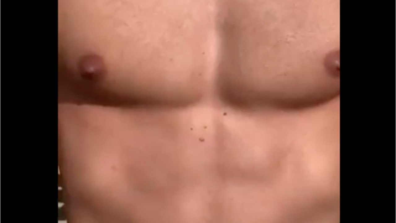 VOICI- Julien Courbet confiné : l'animateur, torse nu, se fait tacler par sa fille dans une vidéo hilarante